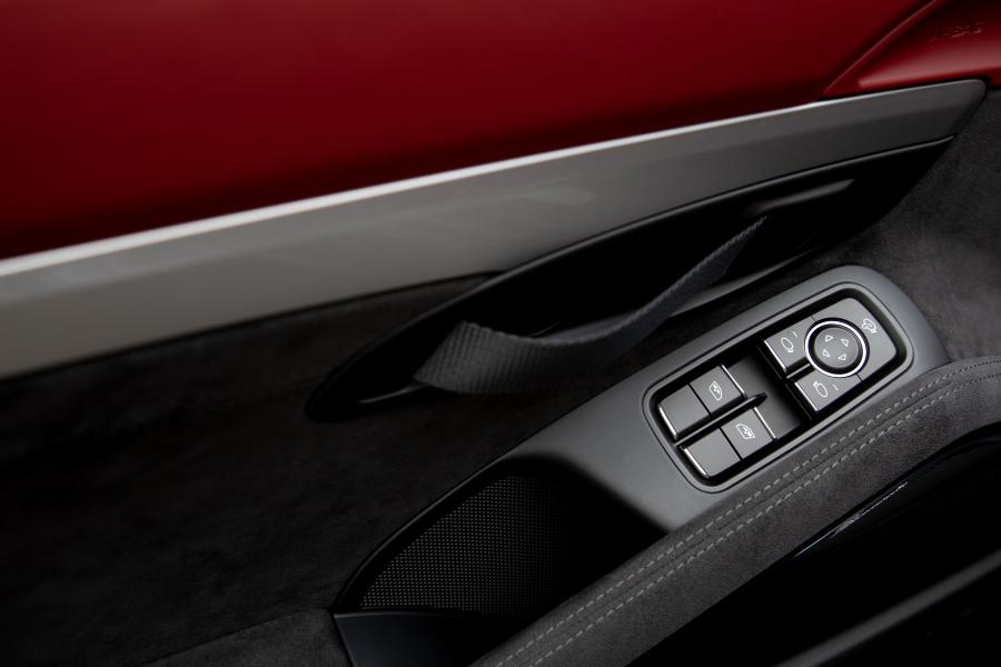 Детали интерьера Porsche 718 Spyder (982) 2019 года  (WW) (фото 302 из 318)